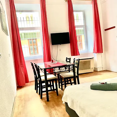 Very Warm With Big Bed Near New York Cafe Apartamento Budapest