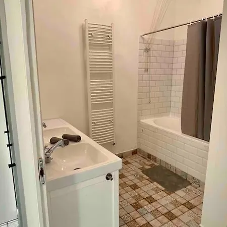 Knezits Spacious Ac Terrace Free Parking