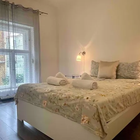 Knezits Spacious Ac Terrace Free Parking Apartment Budapest