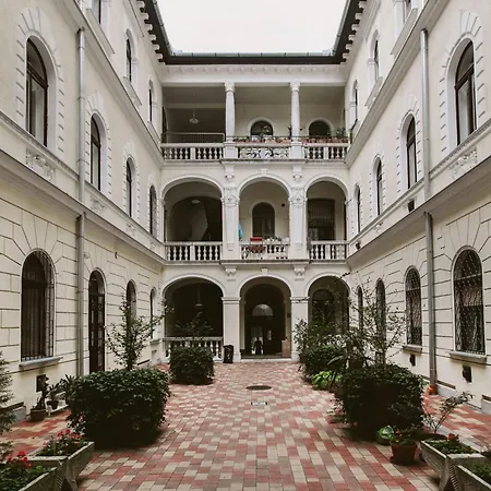 Turquoise Harmony In The Heart Of The Appartamento Budapest