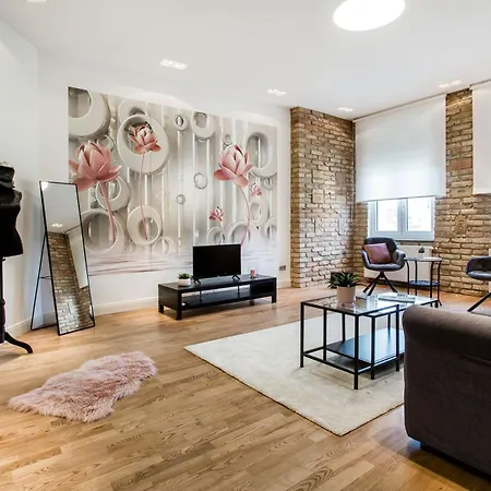 Apartment Luxurious Danubeside For 4 *