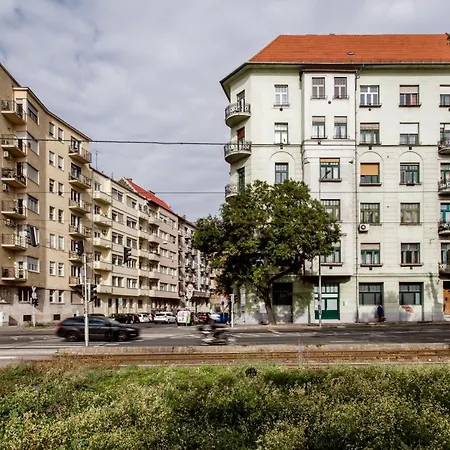 Apartment Luxurious Danubeside For 4 *