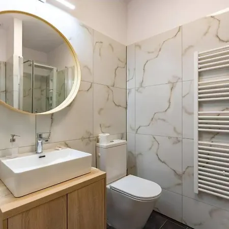 Luxurious In The Heart Of Apartment *