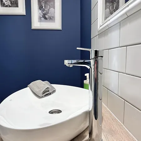By Hi5 Apartments- Erzsebet 44 *