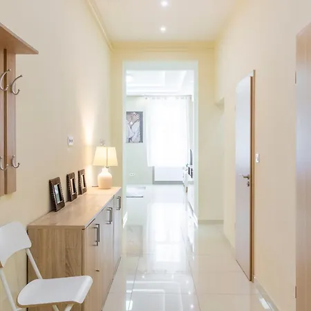 Spacious Bajcsy In The Heart Of Appartamento