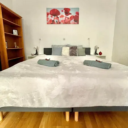 Apartment Very Warm With Big Bed Near New York Cafe *
