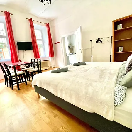 Apartment Very Warm With Big Bed Near New York Cafe Budapest