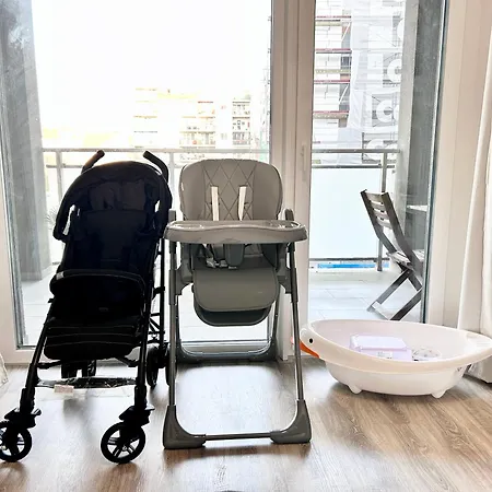 Apartment Downtown Family Haven: Modern 3br With Balcony And Parking *