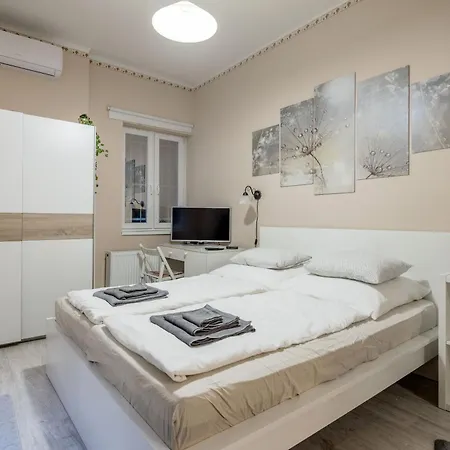 Roomback - 2br With Ac Near Deak Ter Budapest