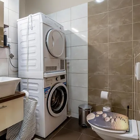 Apartman Roomback - 2br With Ac Near Deak Ter *