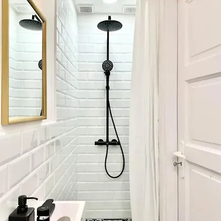 Standard By Hi5 - Tiny Studio Apartment *