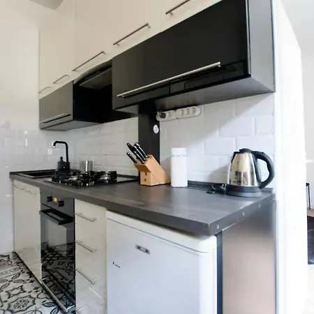 Standard By Hi5 - Tiny Studio Apartment