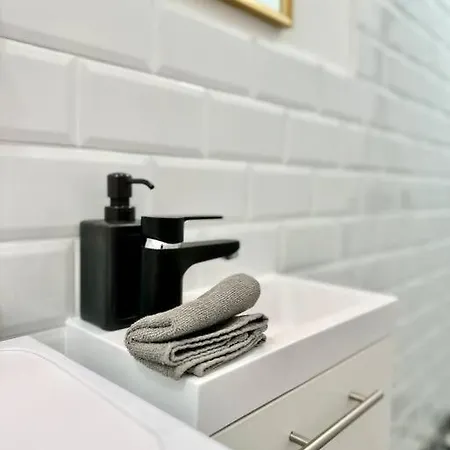 Standard By Hi5 - Tiny Studio Apartment