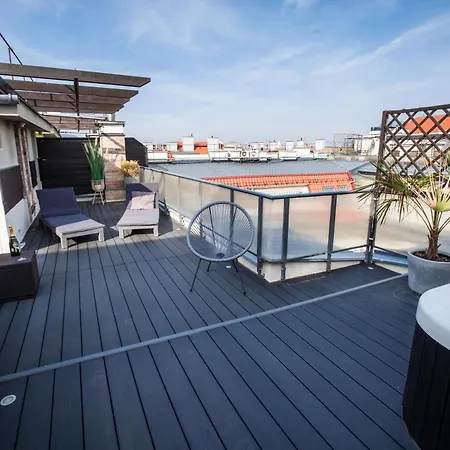 Appartamento Triplex, Rooftop With Parlament View & Jacuzzi *