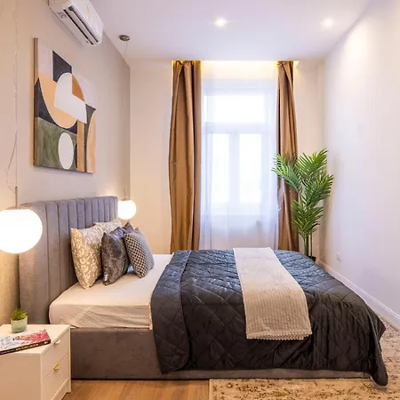 Apartment Luxury & Classy With 3bedrm, 2bathrm