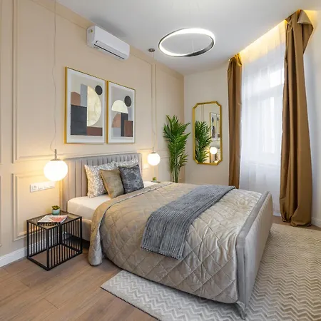 Apartment Luxury & Classy With 3bedrm, 2bathrm *