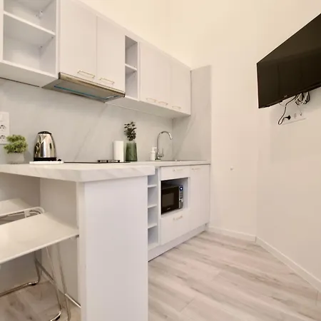 Apartment Standard By Hi5- Kiraly 82 *