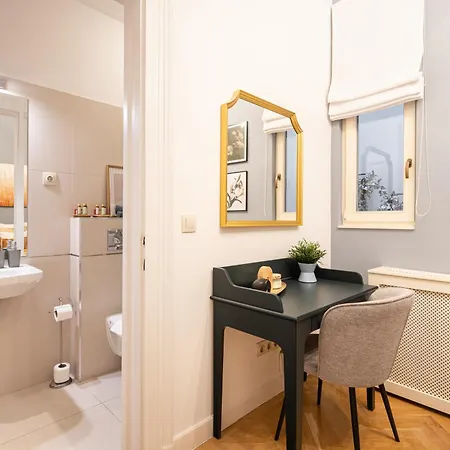 Comfy Downtown Hideaway With Urban Touch Apartment