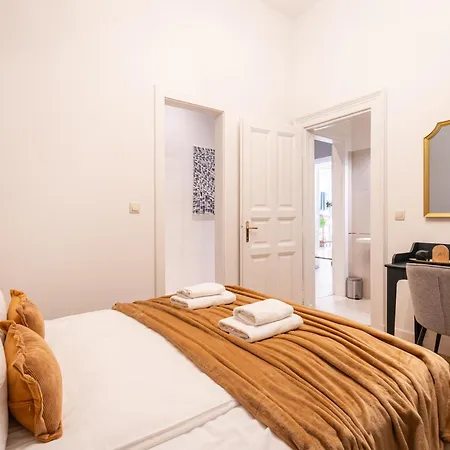 Apartment Comfy Downtown Hideaway With Urban Touch