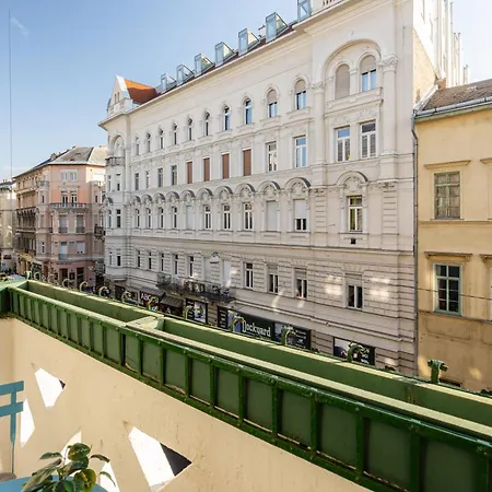 Apartment Comfy Downtown Hideaway With Urban Touch Budapest