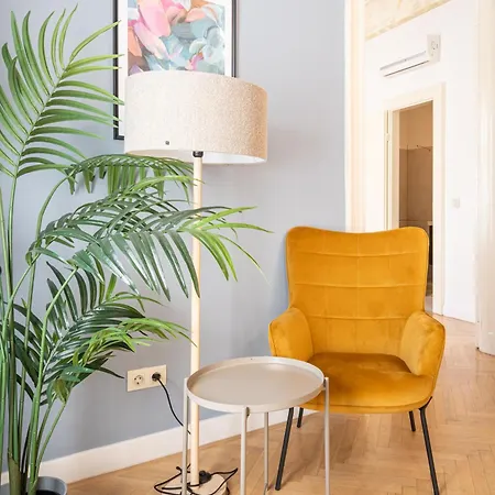Apartment Comfy Downtown Hideaway With Urban Touch