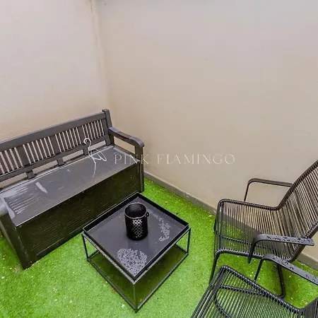 Apartment Pink Flamingo : Central Base
