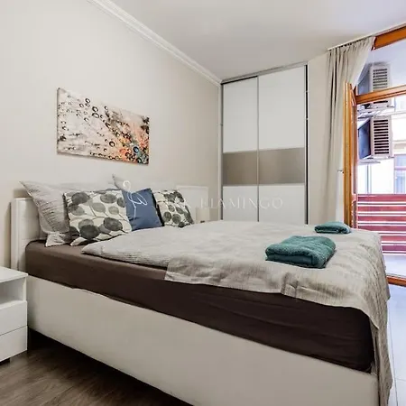Pink Flamingo : Leo Lane Getaway Apartment