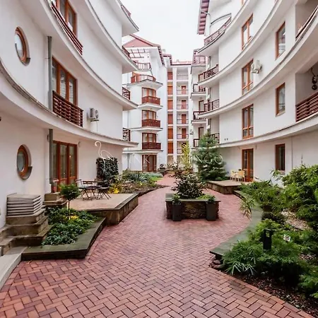 Pink Flamingo : Leo Lane Getaway Budapest