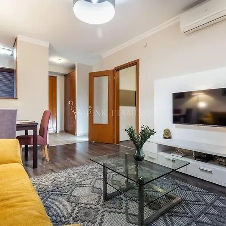 Pink Flamingo : Leo Lane Getaway * Budapest