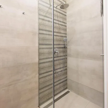 Luxury Quentin 3 Bedrm, 2 Bathrm Apartment