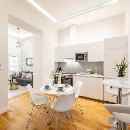 Luxury Quentin 3 Bedrm, 2 Bathrm Budapest