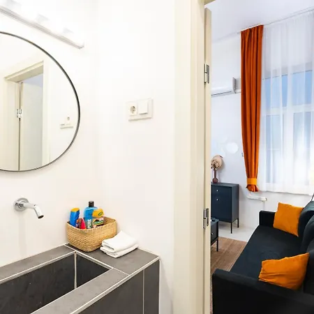 Apartment Modern Uniquely Designed Flat Andrassy Avenue And Oktogon Square