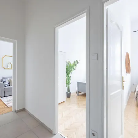 Exclusive Grand In The Heart Of Apartment