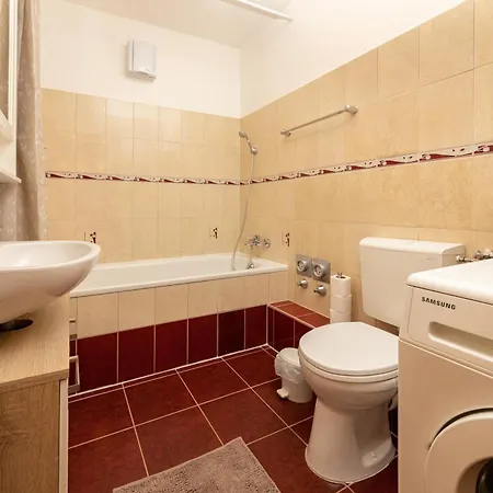 Apartment Center Budget Inside Free Parking Self Check-in Free Streaming Ac Balcony *
