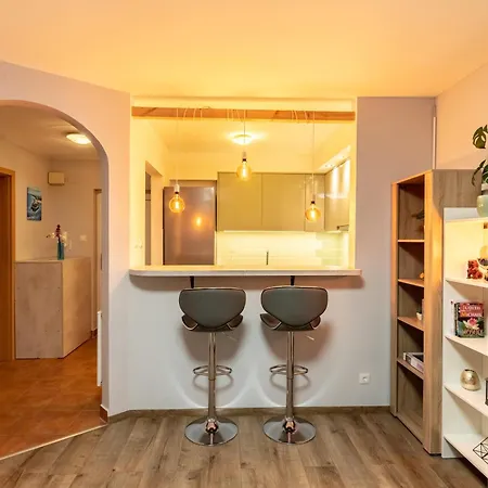 Center Budget Inside Free Parking Self Check-in Free Streaming Ac Balcony Apartment *