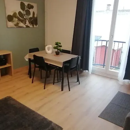 R Apartman *