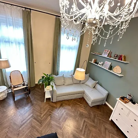 The Spot With Chair - Cozy Space Near Danube Apartment