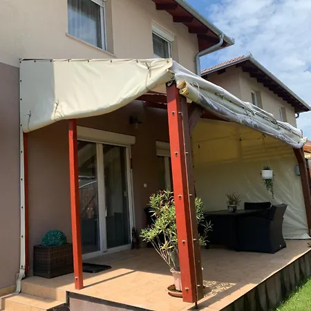 Airport Road/repter Koezeli Haz Privat Parkoloval بودابست