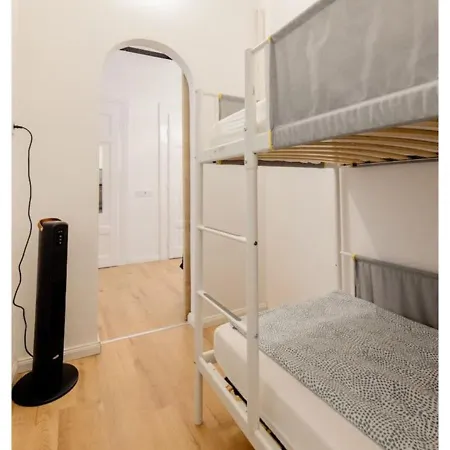 Apartment Downtown With Balcony Budapest