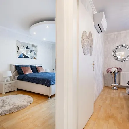 Beautiful Three Bedrooms With Free Parking Close To The Danube Coast