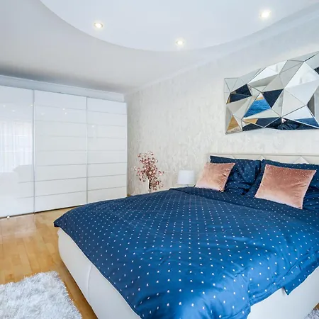 Beautiful Three Bedrooms With Free Parking Close To The Danube Coast Apartment