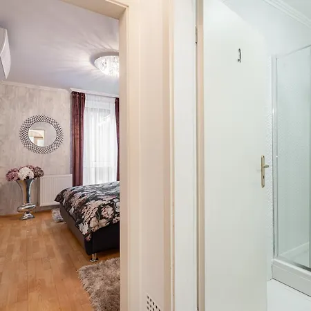 Beautiful Three Bedrooms With Free Parking Close To The Danube Coast Apartment *