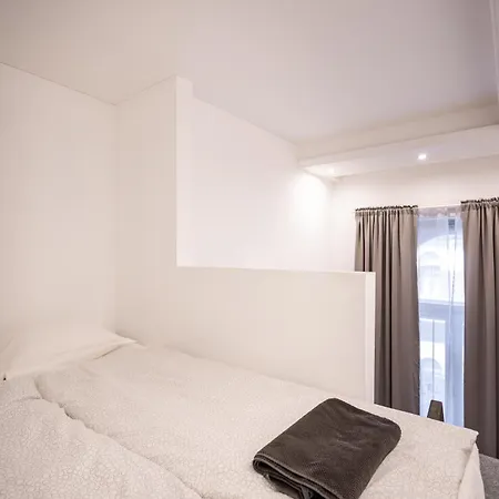 Grand Avenue Apartment