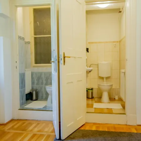 Kelvin's V District 2br Urban Haven By Nw Budapest