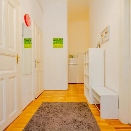 Kelvin's V District 2br Urban Haven By Nw Appartamento Budapest