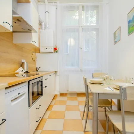 Kelvin's V District 2br Urban Haven By Nw * Budapest