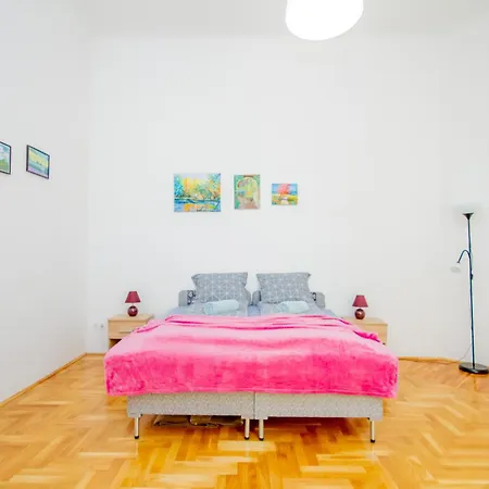 Kelvin's V District 2br Urban Haven By Nw * Budapest