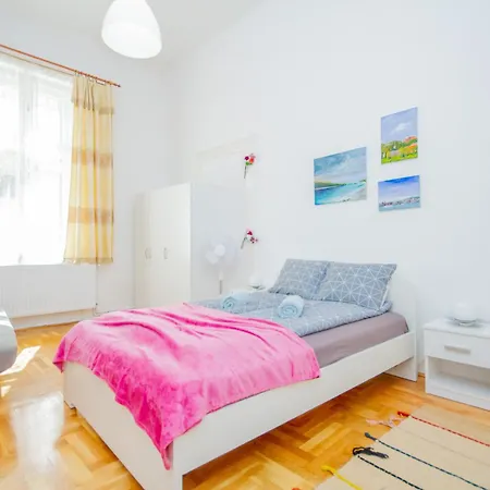 Kelvin's V District 2br Urban Haven By Nw Appartamento Budapest