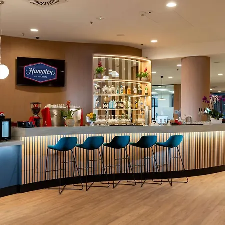 Hampton By Hilton Centre Отель