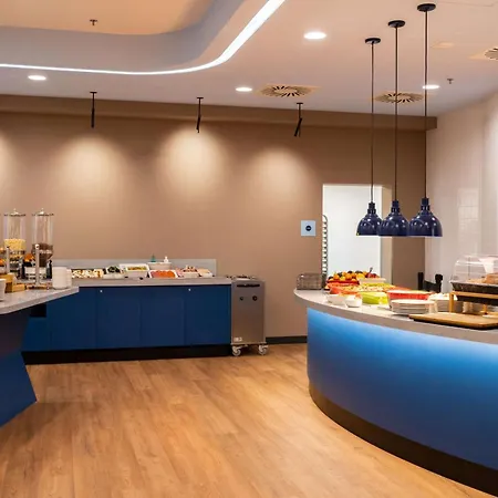 Отель Hampton By Hilton Centre